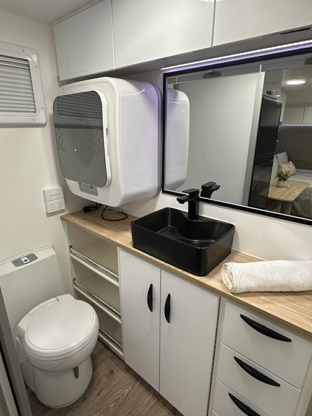 NEW 2025 SUPREME TERRITORY HYBRID CARAVAN 1 AXLE