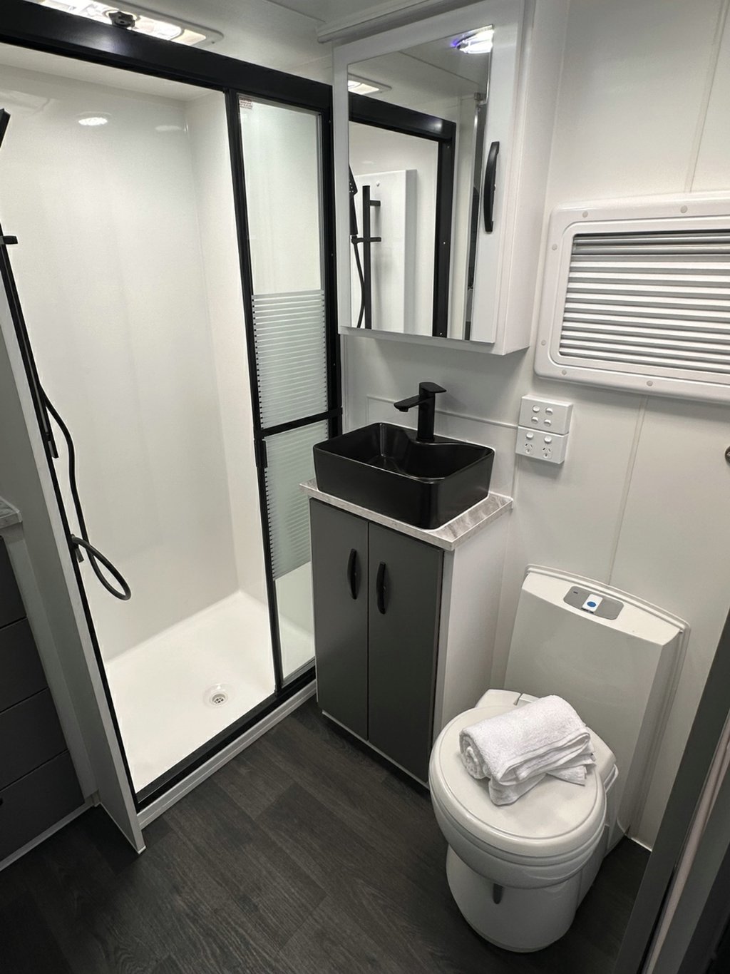 NEW 2026 LEADER CARAVANS GOLD LE DIRT ROADER CARAVAN 2 AXLE