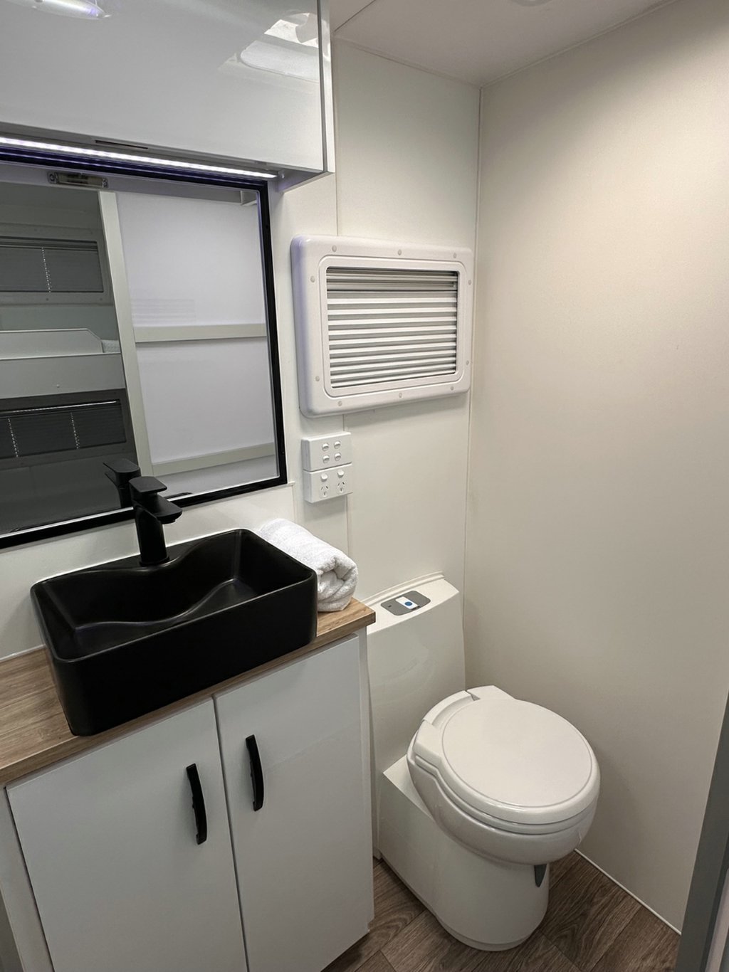 NEW 2026 LEADER CARAVANS GOLD LE DIRT ROADER CARAVAN 2 AXLE