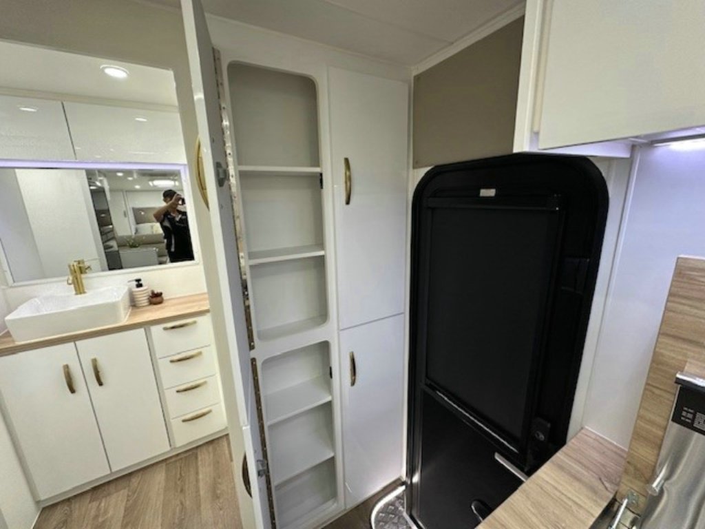 NEW 2025 SUPREME EXECUTIVE CARAVAN 2 AXLE