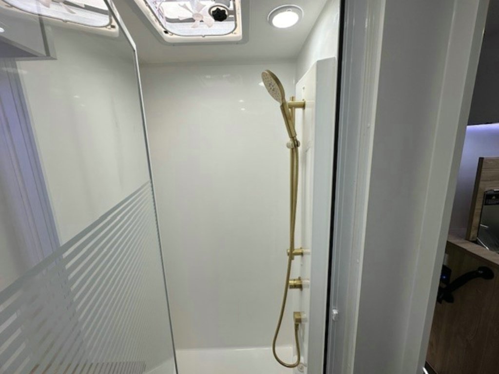 NEW 2025 SUPREME EXECUTIVE CARAVAN 2 AXLE