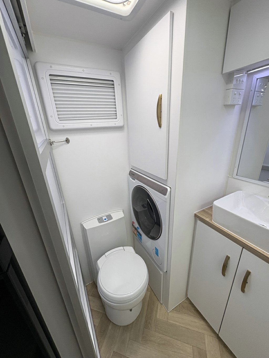 NEW 2026 SUPREME EXECUTIVE CARAVAN 2 AXLE