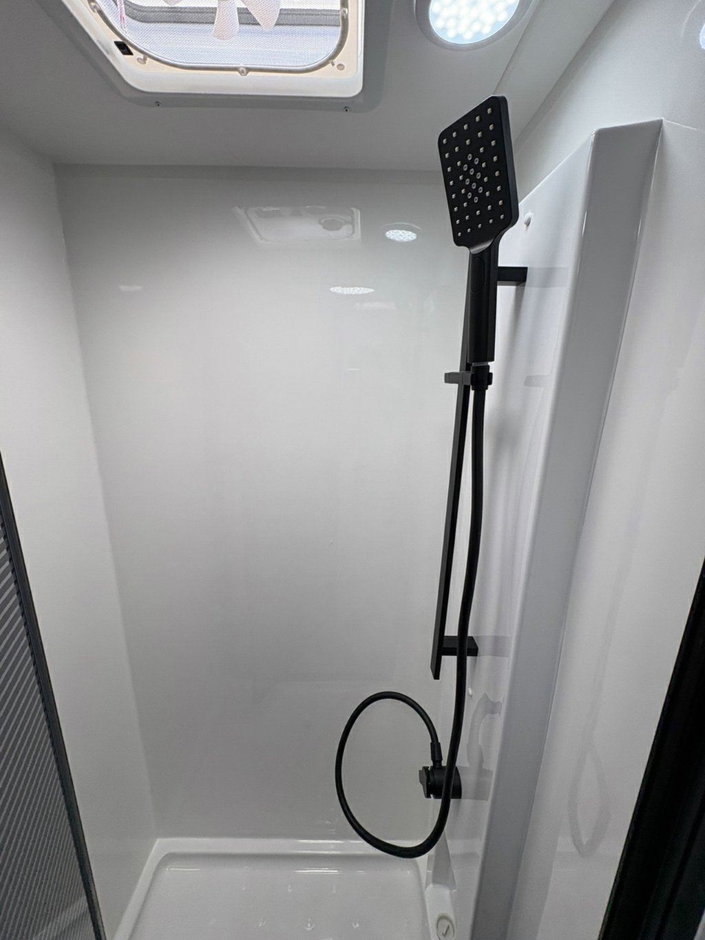 NEW 2026 SUPREME CLASSIC TOURER CARAVAN 2 AXLE