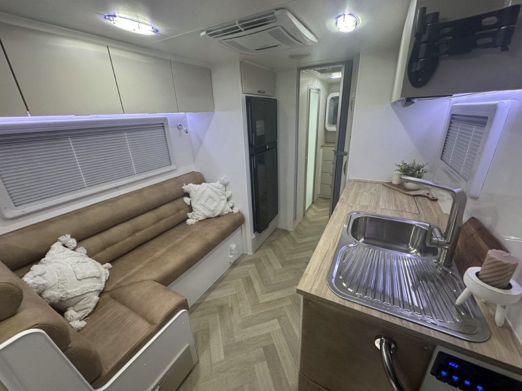 NEW 2026 LEADER CARAVANS GOLD LE DIRT ROADER CARAVAN 2 AXLE