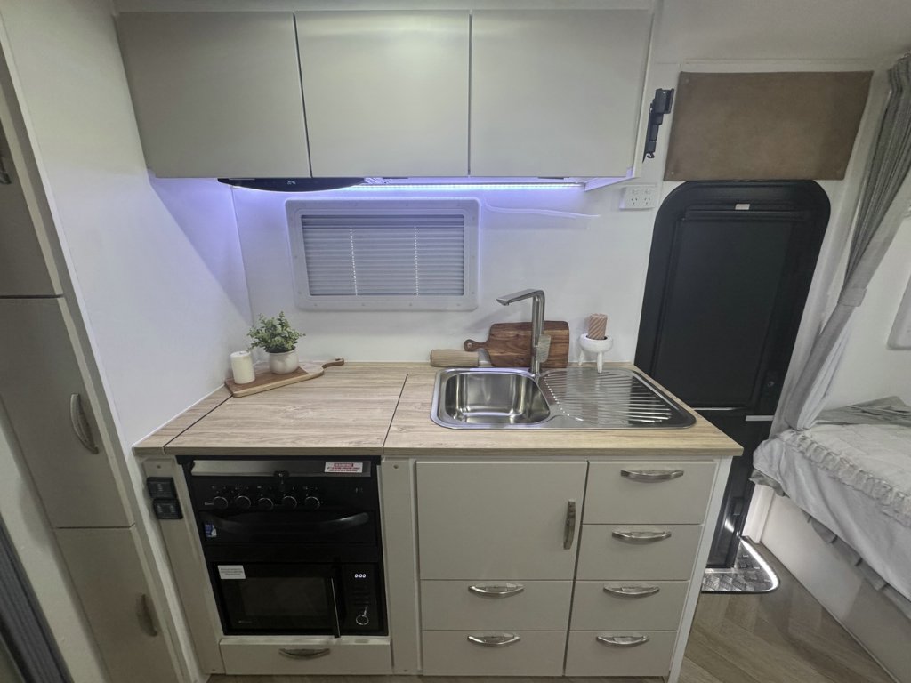 NEW 2026 LEADER CARAVANS GOLD LE DIRT ROADER CARAVAN 2 AXLE