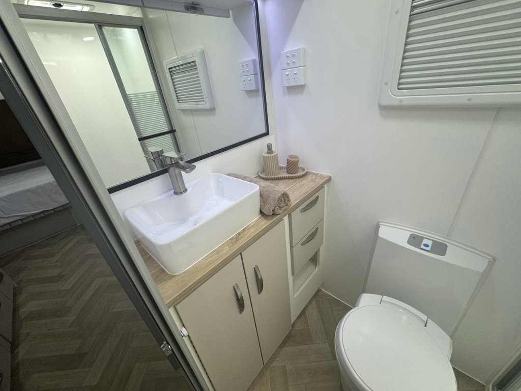 NEW 2026 LEADER CARAVANS GOLD LE DIRT ROADER CARAVAN 2 AXLE