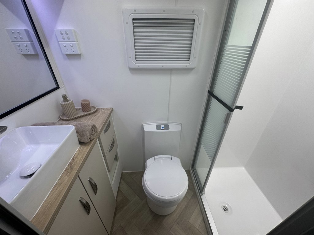 NEW 2026 LEADER CARAVANS GOLD LE DIRT ROADER CARAVAN 2 AXLE