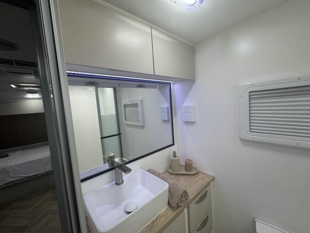 NEW 2026 LEADER CARAVANS GOLD LE DIRT ROADER CARAVAN 2 AXLE