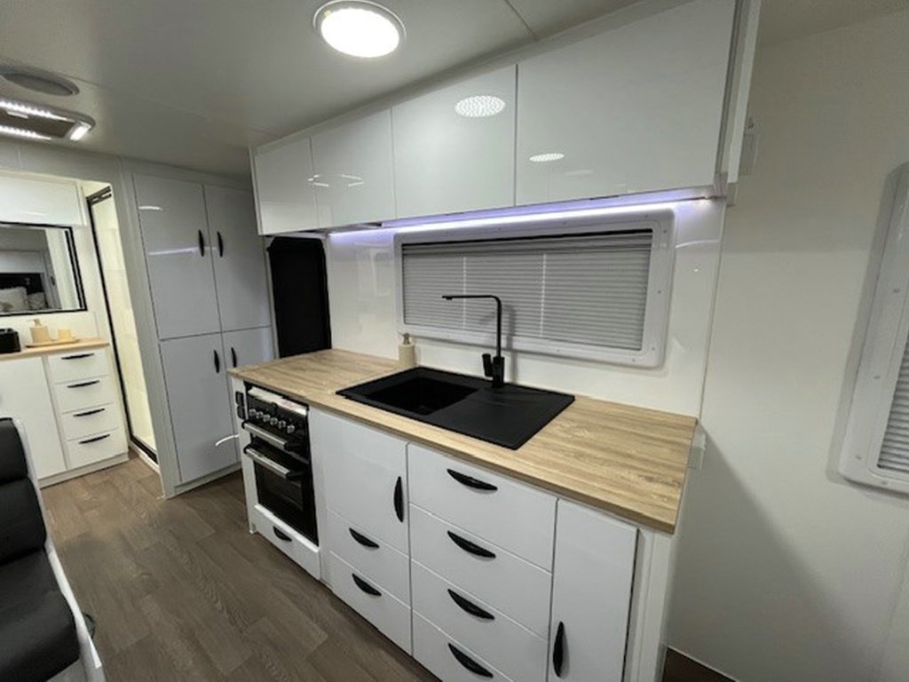 NEW 2025 SUPREME CLASSIC TOURER DIRT ROADER CARAVAN 2 AXLE