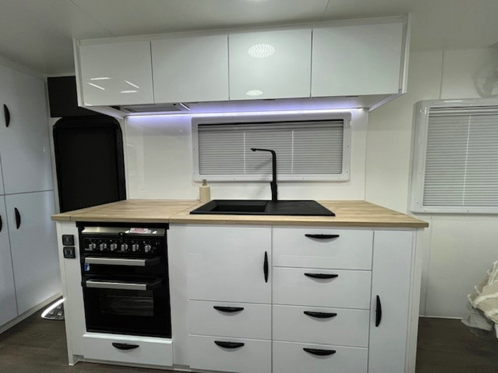 NEW 2025 SUPREME CLASSIC TOURER DIRT ROADER CARAVAN 2 AXLE