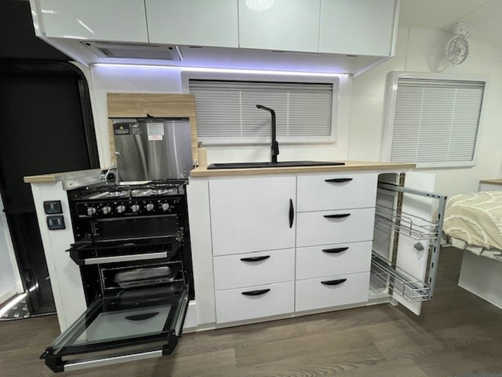 NEW 2025 SUPREME CLASSIC TOURER DIRT ROADER CARAVAN 2 AXLE