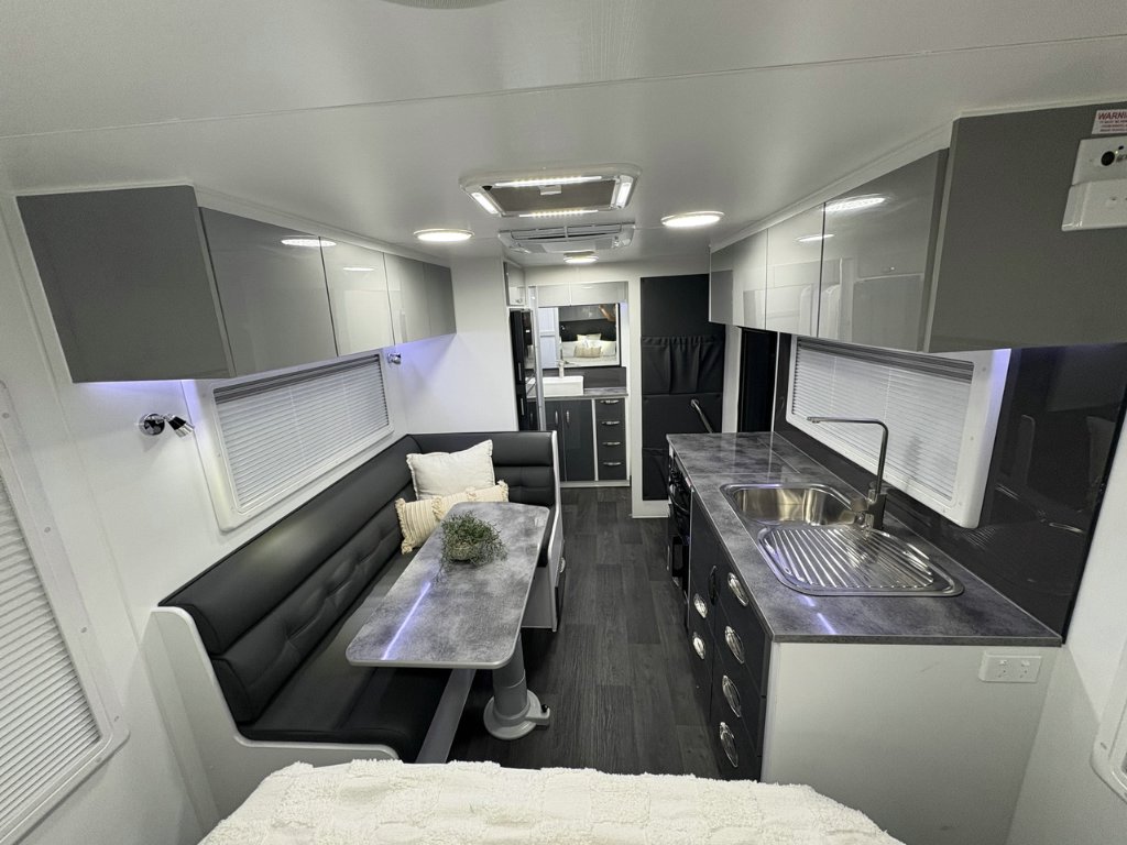 NEW 2026 SUPREME CLASSIC TOURER CARAVAN 1 AXLE