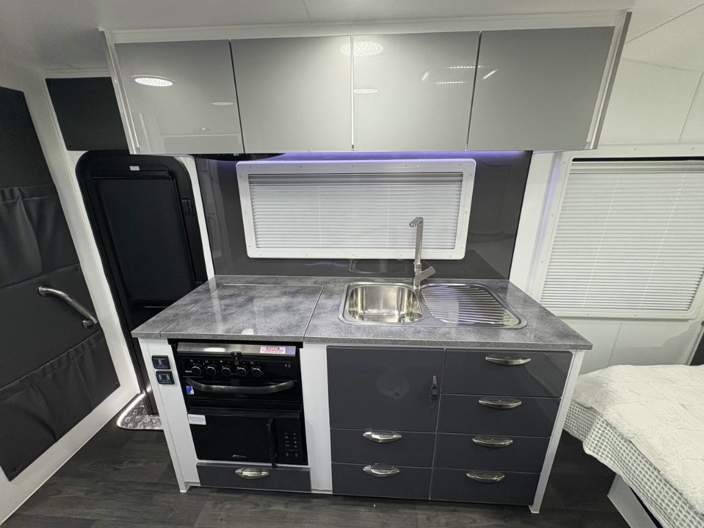 NEW 2026 SUPREME CLASSIC TOURER CARAVAN 1 AXLE