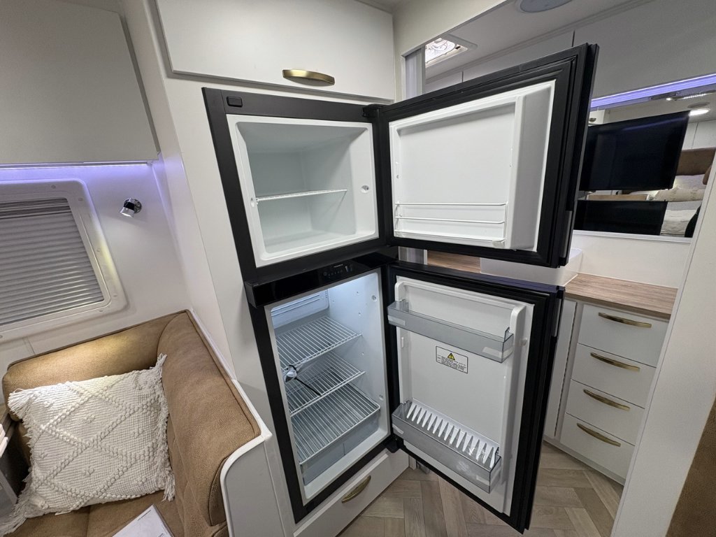 NEW 2026 SUPREME CLASSIC TOURER CARAVAN 1 AXLE