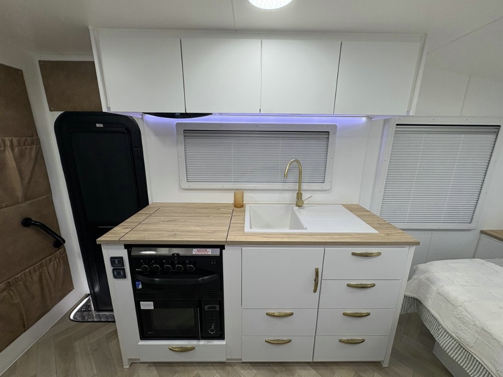 NEW 2026 SUPREME CLASSIC TOURER CARAVAN 1 AXLE