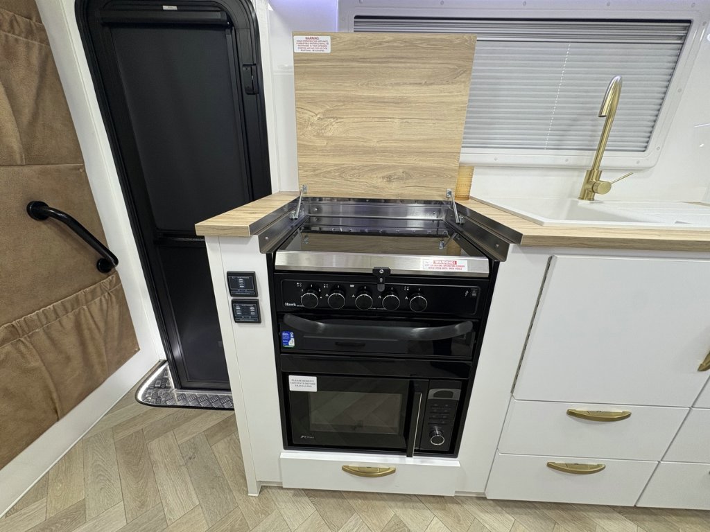 NEW 2026 SUPREME CLASSIC TOURER CARAVAN 1 AXLE