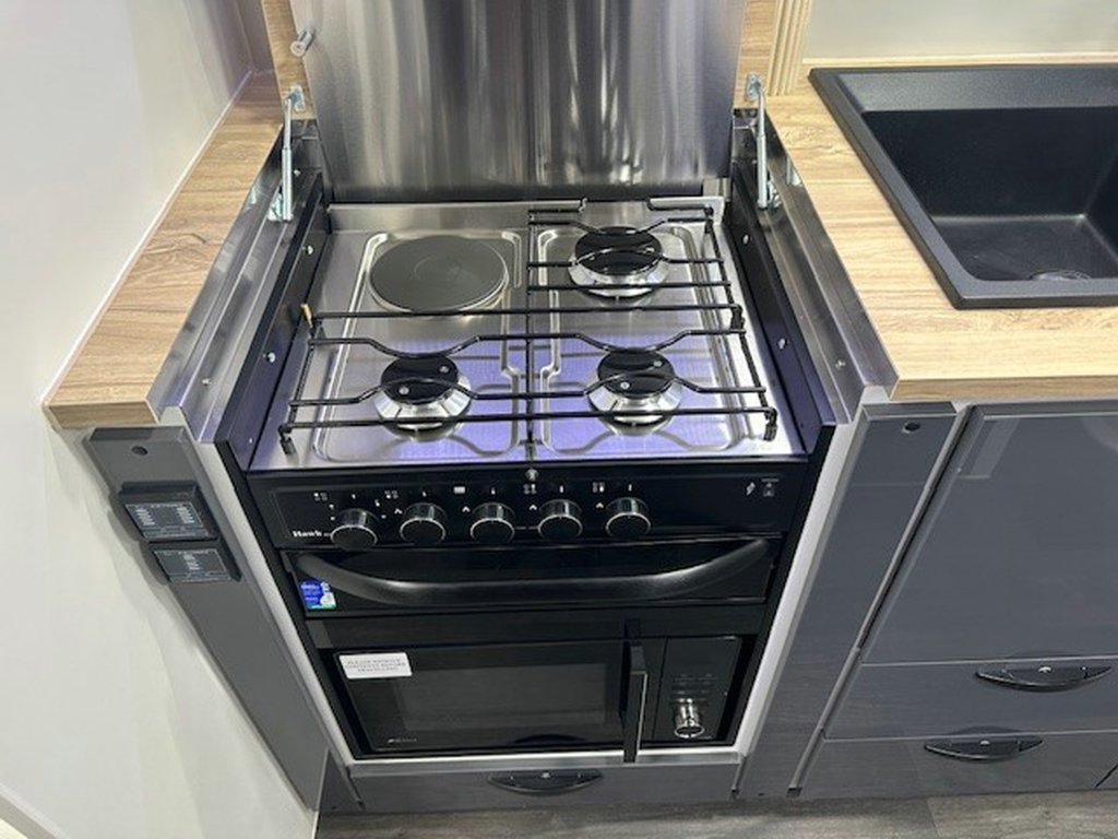 NEW 2025 SUPREME CLASSIC TOURER CARAVAN 1 AXLE