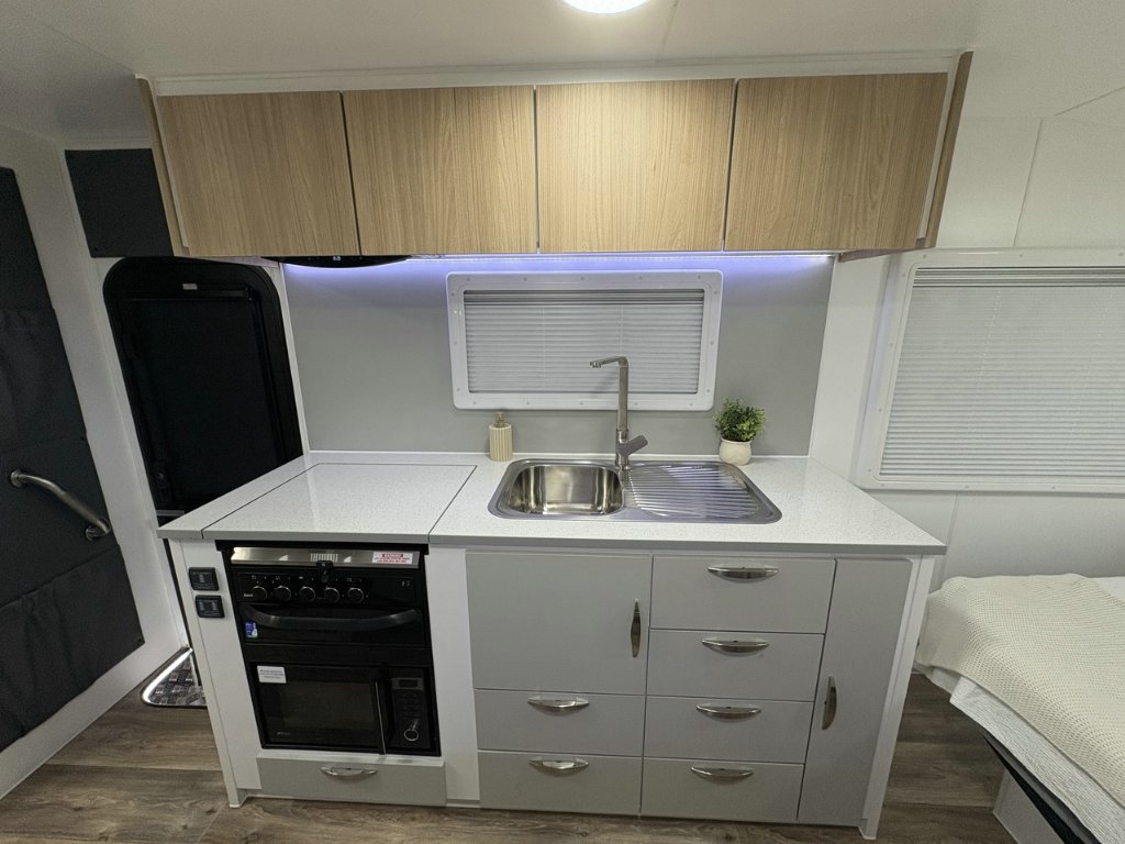 NEW 2026 SUPREME CLASSIC TOURER CARAVAN 2 AXLE