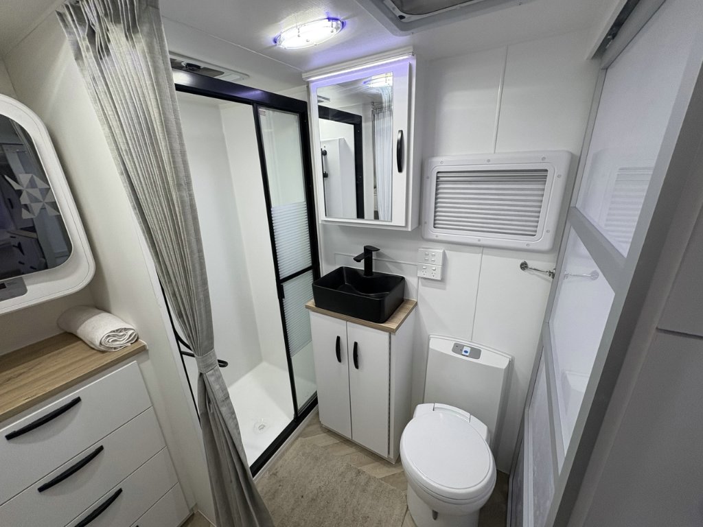 NEW 2026 LEADER CARAVANS GOLD LE DIRT ROADER CARAVAN 2 AXLE