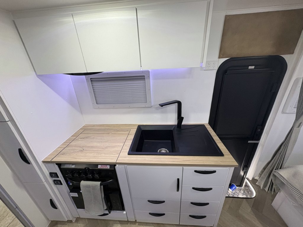 NEW 2026 LEADER CARAVANS GOLD LE DIRT ROADER CARAVAN 2 AXLE