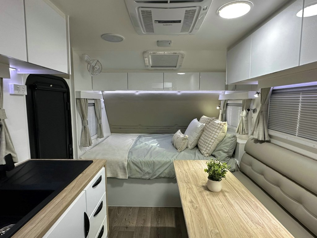 NEW 2025 SUPREME TERRITORY HYBRID CARAVAN 1 AXLE