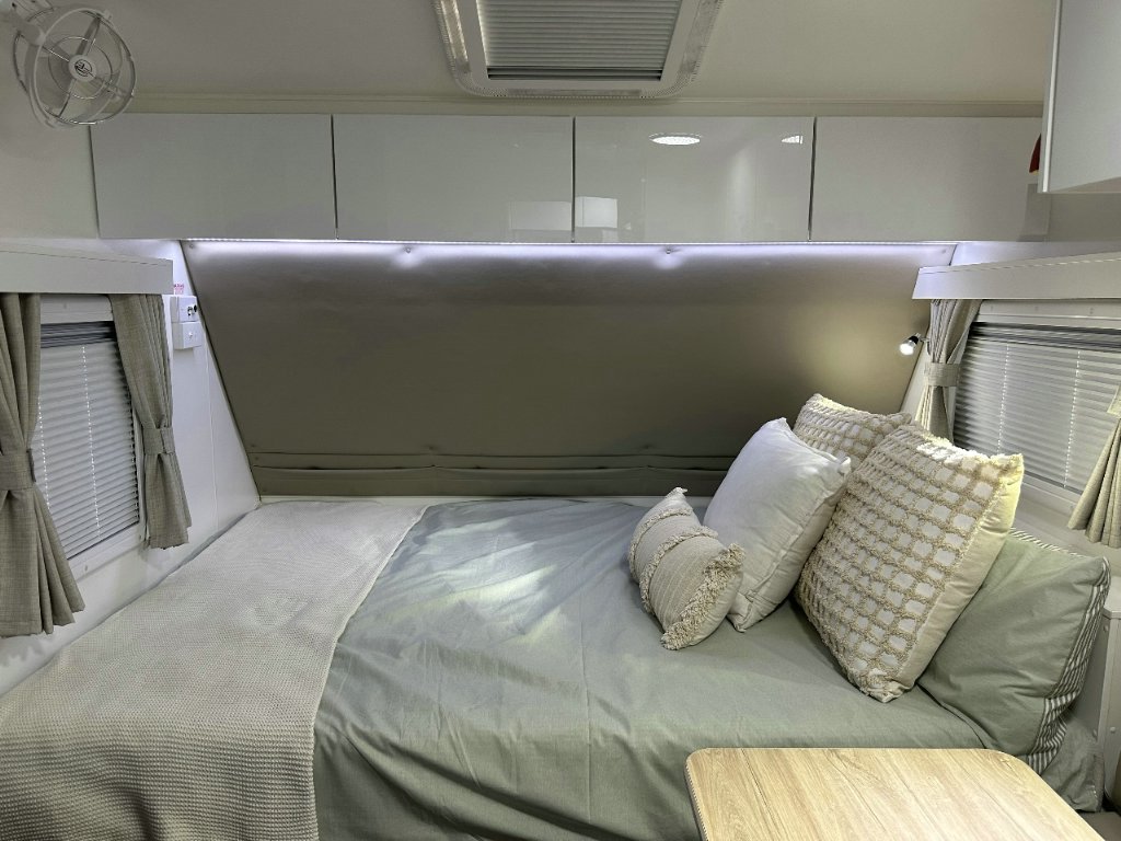 NEW 2025 SUPREME TERRITORY HYBRID CARAVAN 1 AXLE