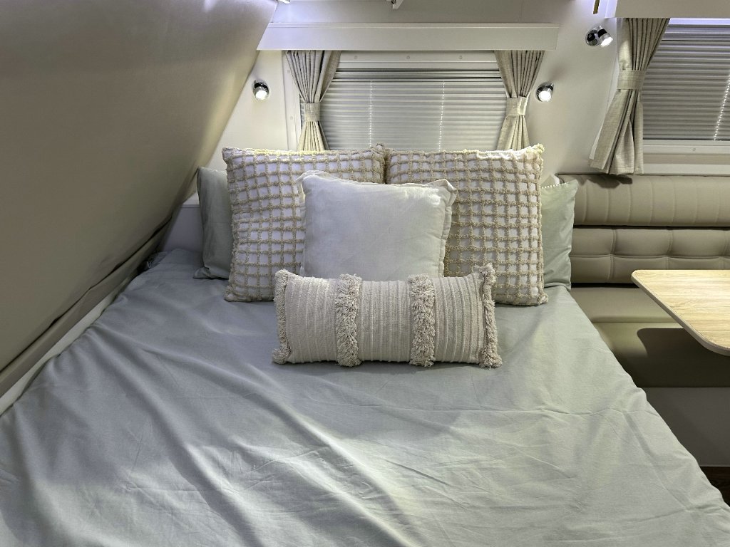 NEW 2025 SUPREME TERRITORY HYBRID CARAVAN 1 AXLE