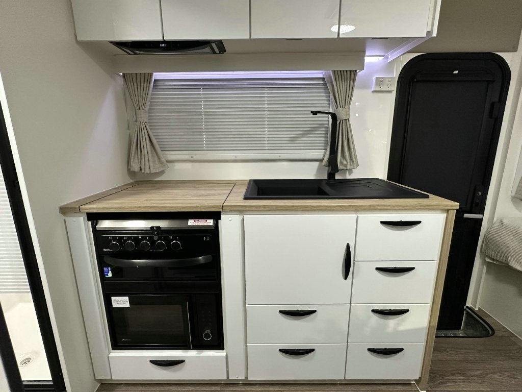 NEW 2025 SUPREME TERRITORY HYBRID CARAVAN 1 AXLE