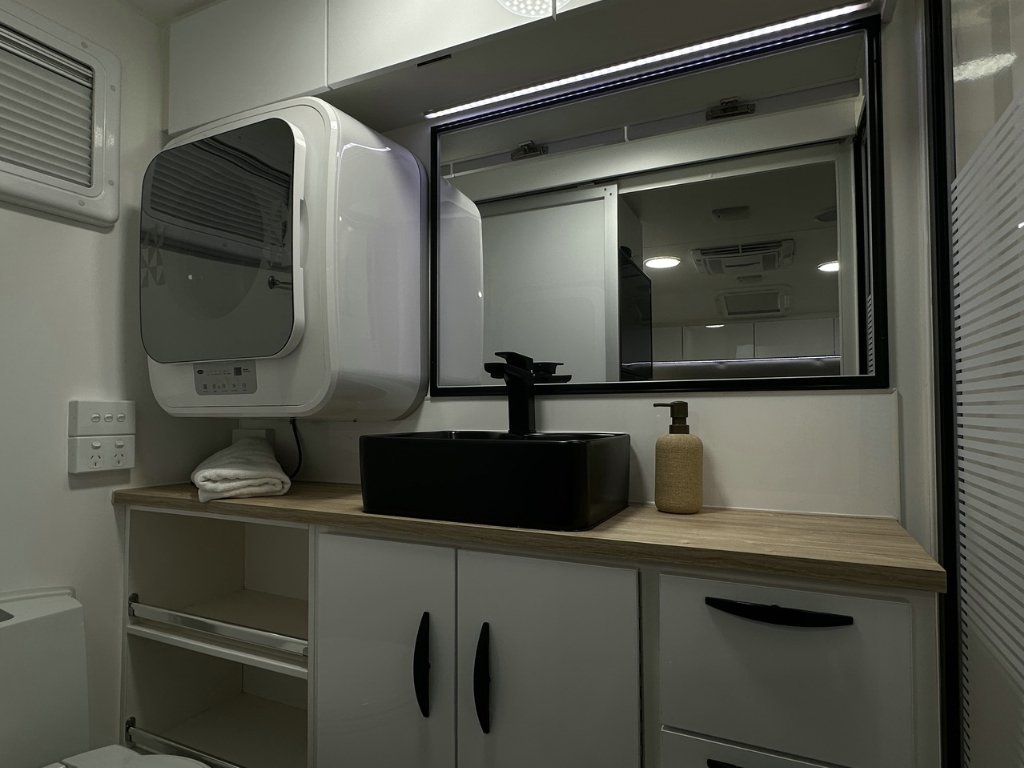 NEW 2025 SUPREME TERRITORY HYBRID CARAVAN 1 AXLE