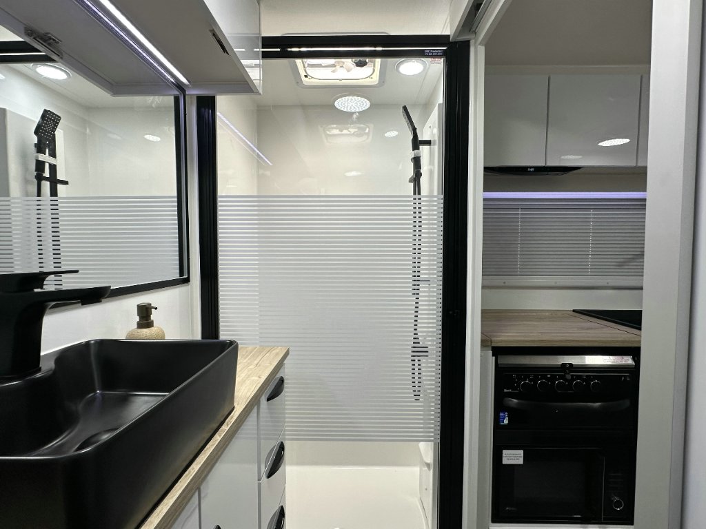 NEW 2025 SUPREME TERRITORY HYBRID CARAVAN 1 AXLE