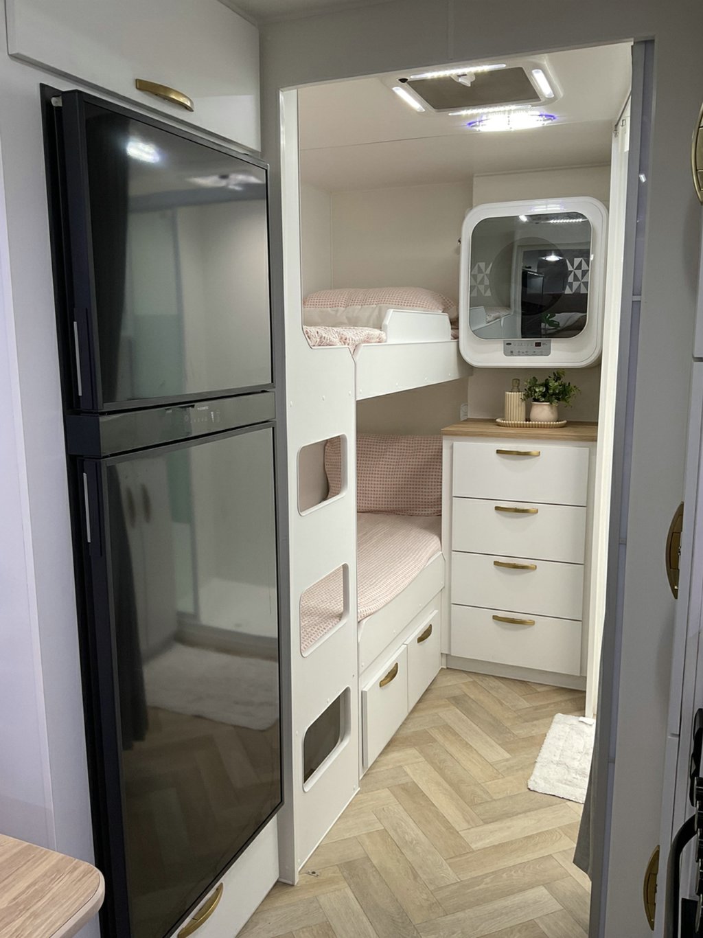NEW 2026 LEADER CARAVANS GOLD LE DIRT ROADER CARAVAN 2 AXLE