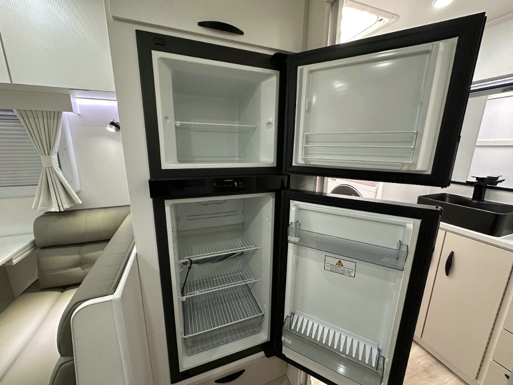 NEW 2025 SUPREME EXECUTIVE CARAVAN 2 AXLE