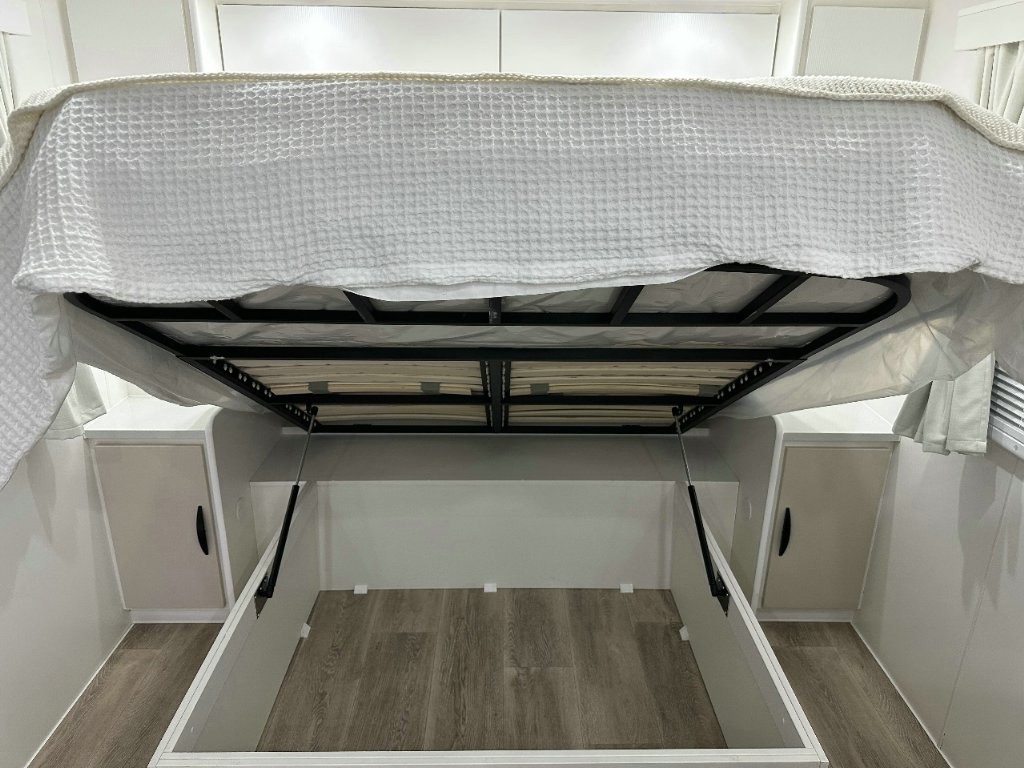 NEW 2025 SUPREME EXECUTIVE CARAVAN 2 AXLE