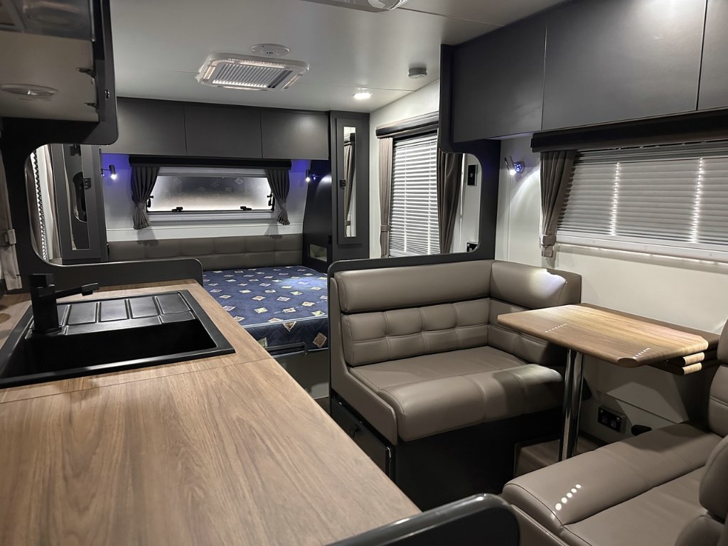 USED 2021 PARAMOUNT SIGNATURE 196 CARAVAN 2 AXLE