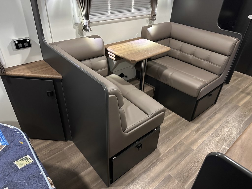 USED 2021 PARAMOUNT SIGNATURE 196 CARAVAN 2 AXLE