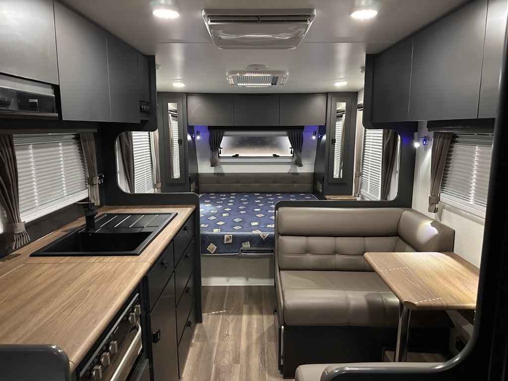 USED 2021 PARAMOUNT SIGNATURE 196 CARAVAN 2 AXLE