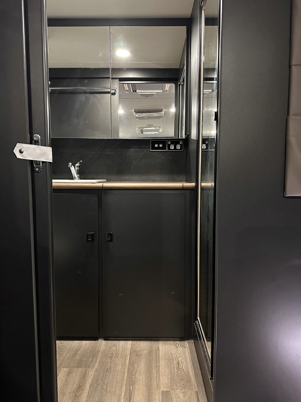 USED 2021 PARAMOUNT SIGNATURE 196 CARAVAN 2 AXLE