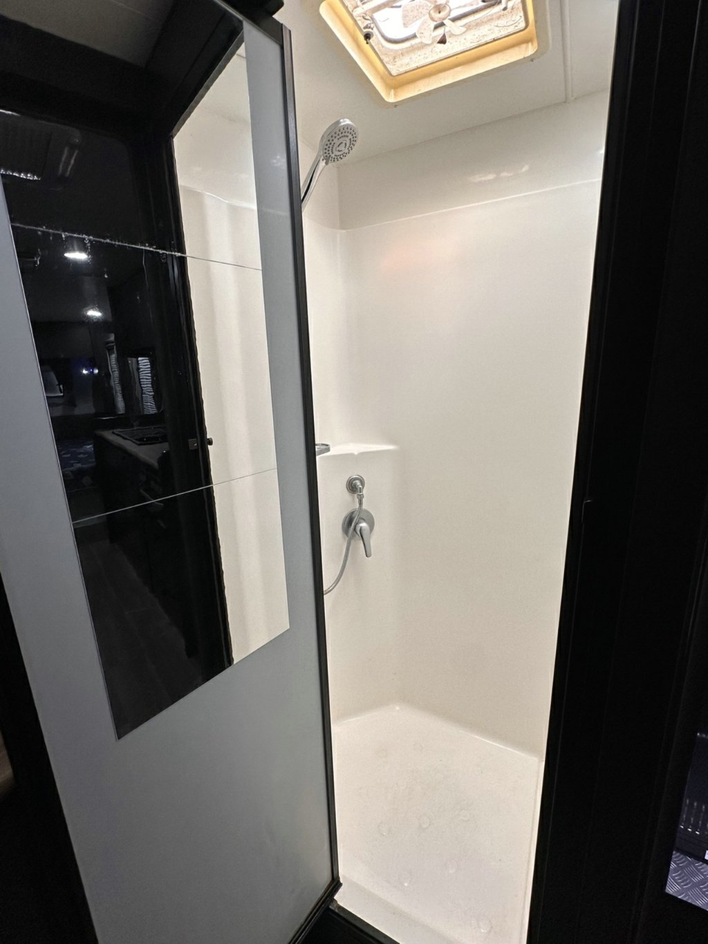 USED 2021 PARAMOUNT SIGNATURE 196 CARAVAN 2 AXLE