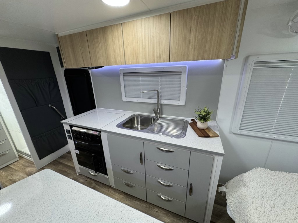 NEW 2026 SUPREME CLASSIC TOURER CARAVAN 2 AXLE