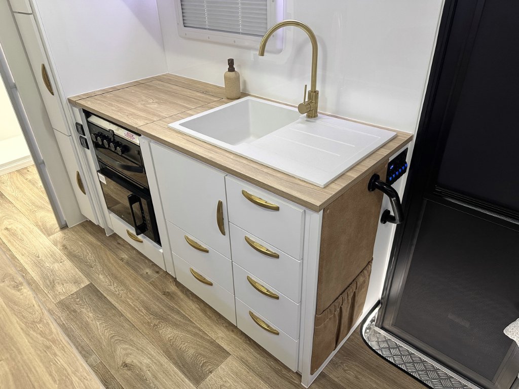 NEW 2026 LEADER CARAVANS GOLD LE DIRT ROADER CARAVAN 2 AXLE
