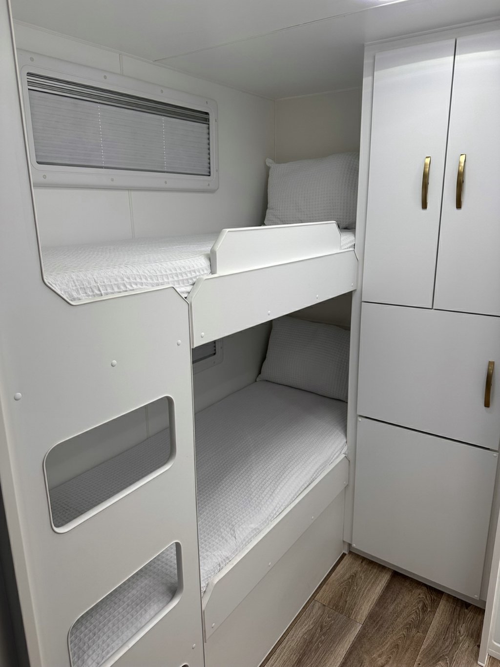 NEW 2026 LEADER CARAVANS GOLD LE DIRT ROADER CARAVAN 2 AXLE