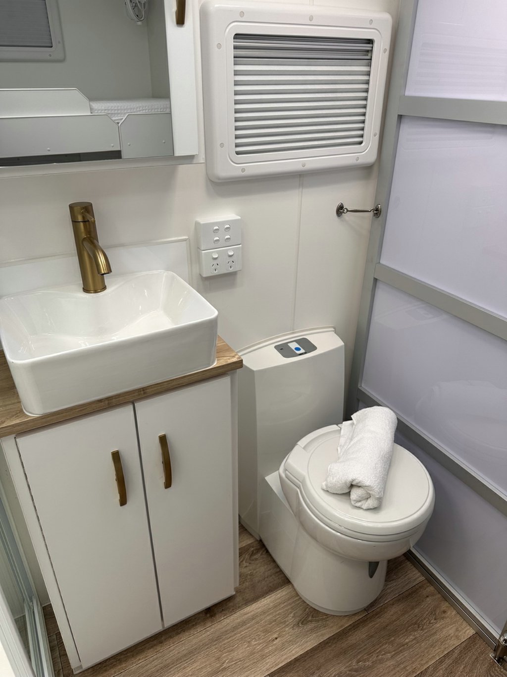 NEW 2026 LEADER CARAVANS GOLD LE DIRT ROADER CARAVAN 2 AXLE