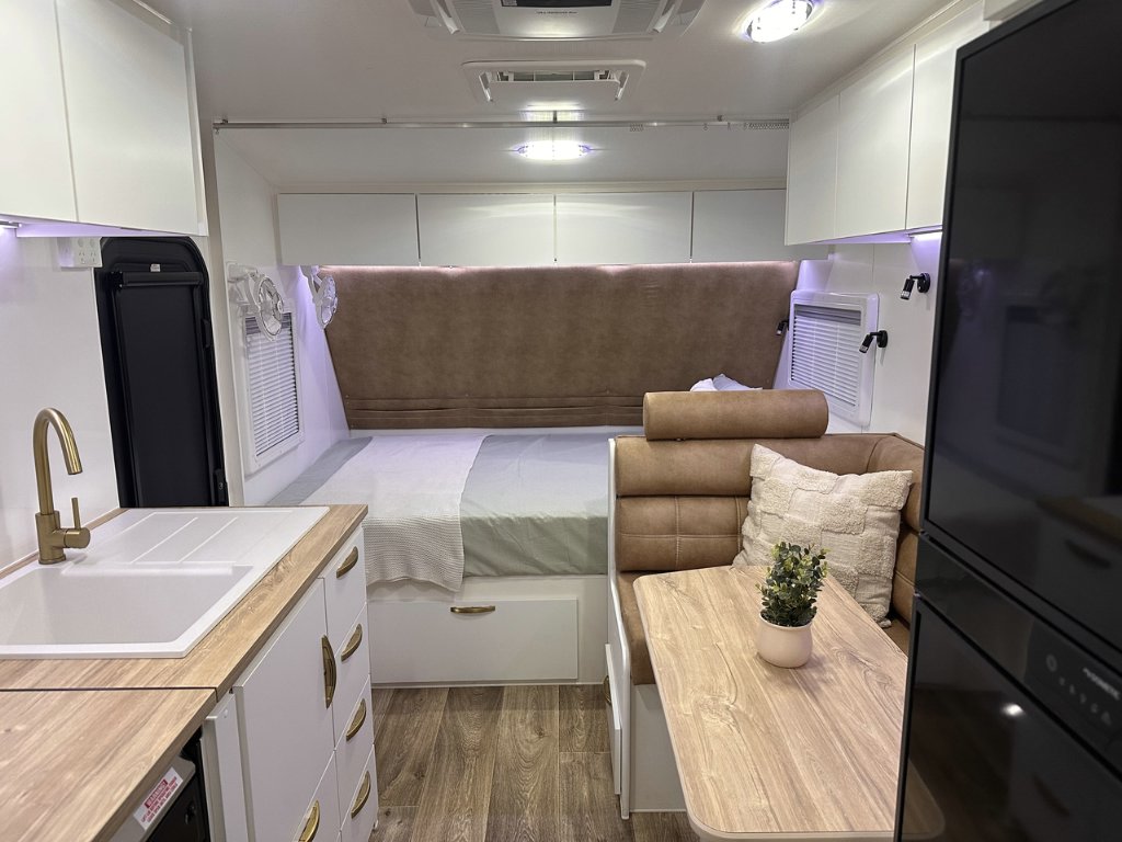 NEW 2026 LEADER CARAVANS GOLD LE DIRT ROADER CARAVAN 2 AXLE