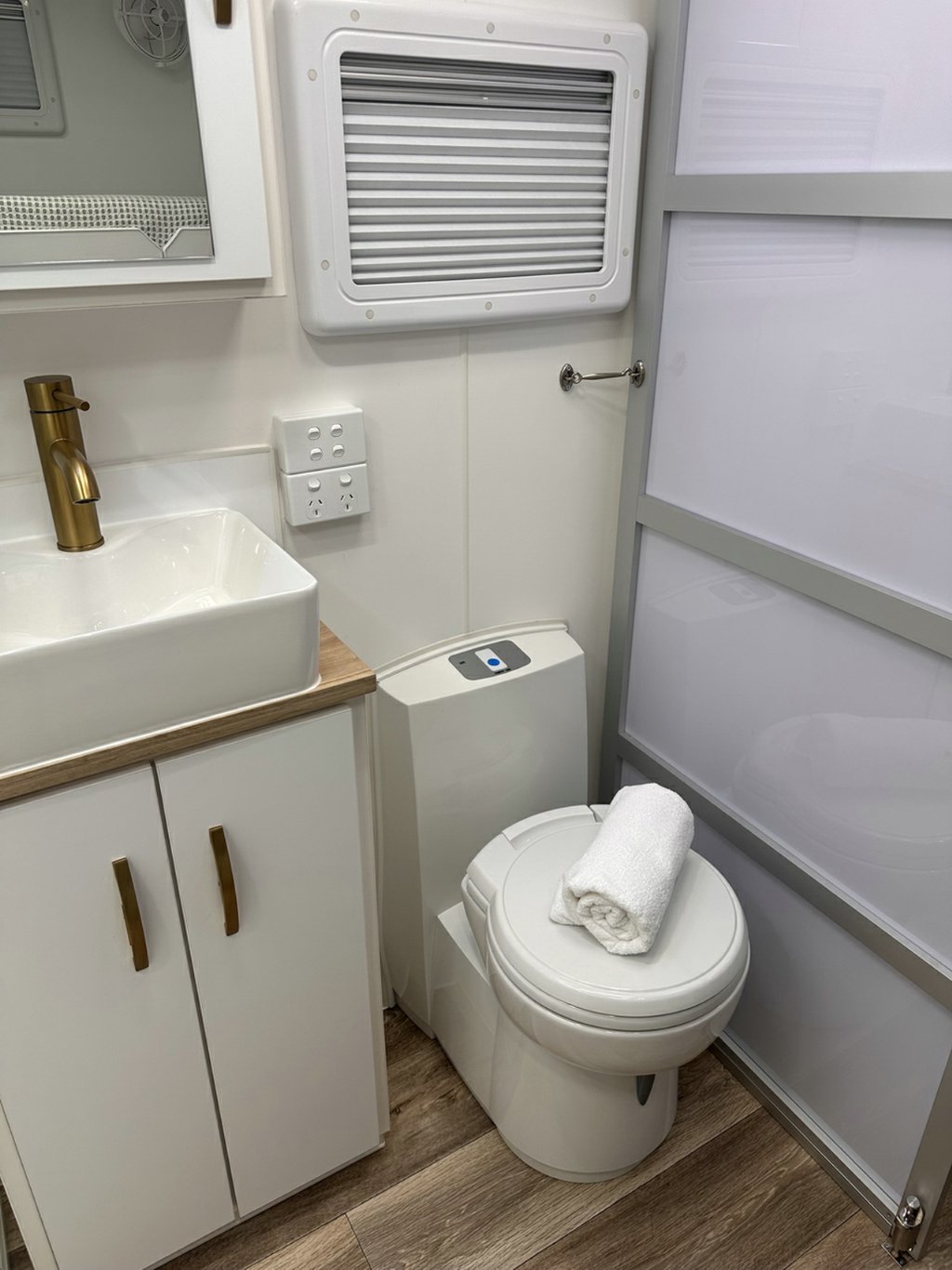 NEW 2026 LEADER CARAVANS GOLD LE DIRT ROADER CARAVAN 2 AXLE