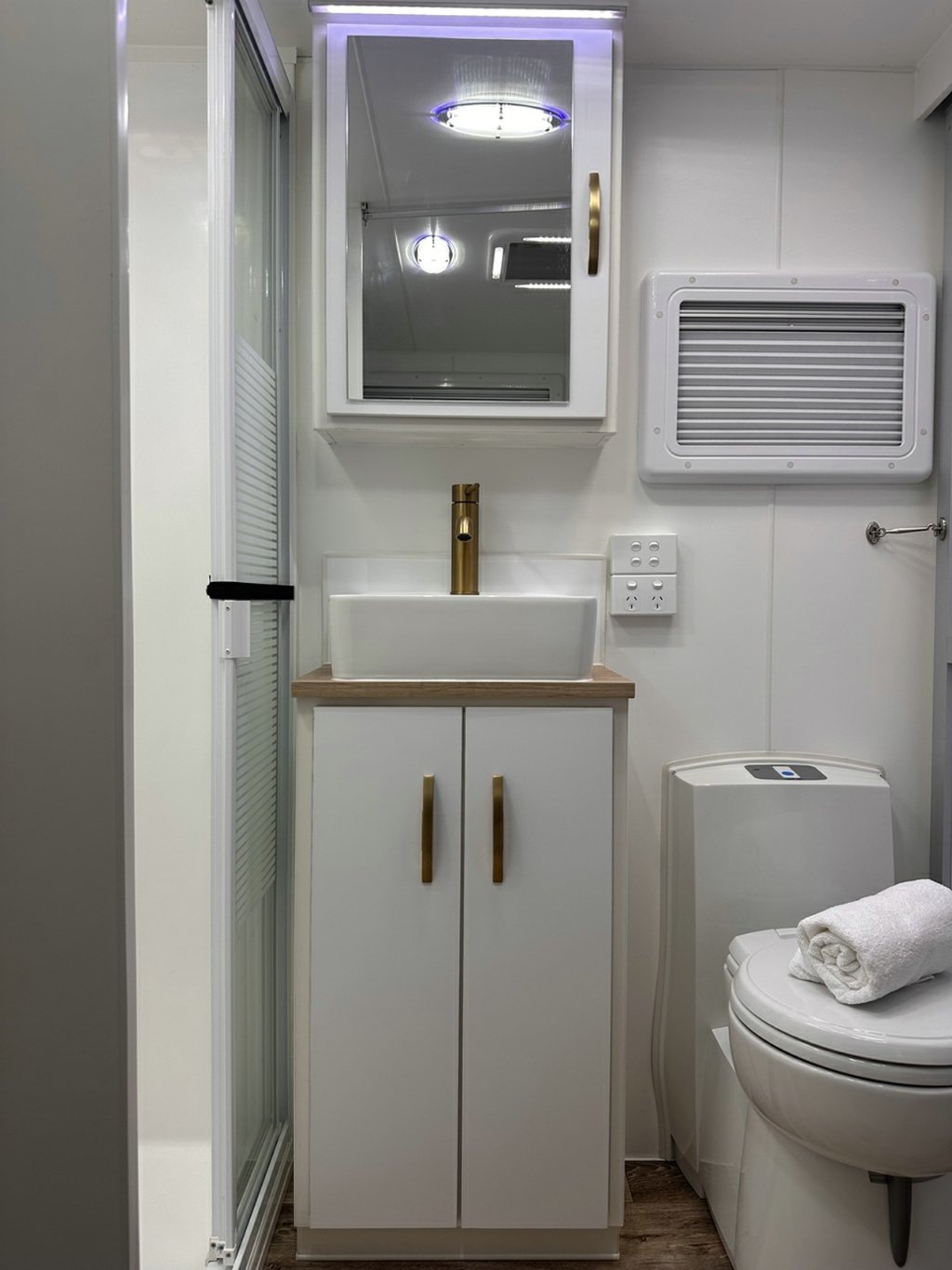 NEW 2026 LEADER CARAVANS GOLD LE DIRT ROADER CARAVAN 2 AXLE
