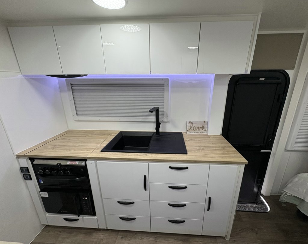 NEW 2026 LEADER CARAVANS GOLD LE DIRT ROADER CARAVAN 2 AXLE