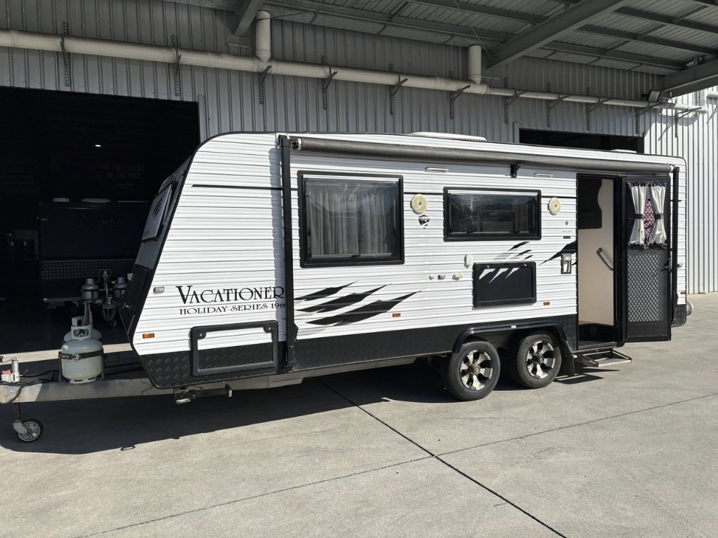 USED 2014 OPAL VACATIONER CARAVAN 2 AXLE