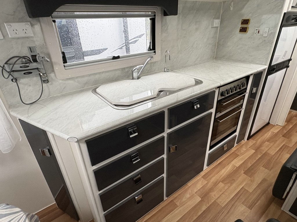 USED 2014 OPAL VACATIONER CARAVAN 2 AXLE