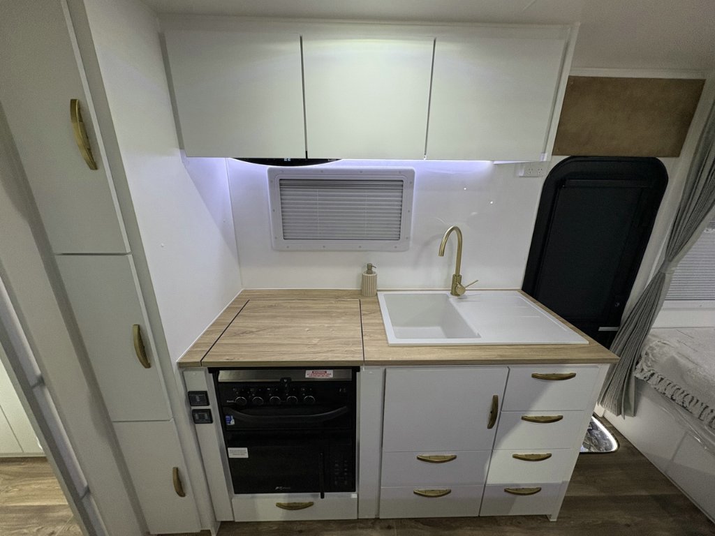 NEW 2026 LEADER CARAVANS GOLD LE DIRT ROADER CARAVAN 2 AXLE