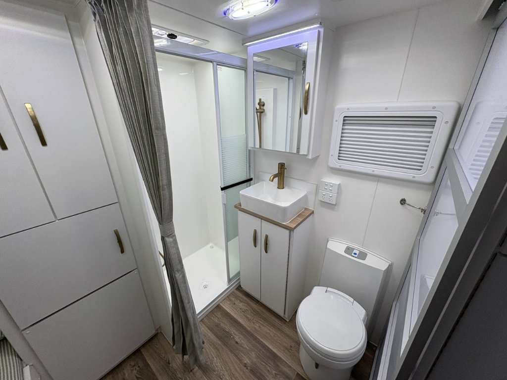 NEW 2026 LEADER CARAVANS GOLD LE DIRT ROADER CARAVAN 2 AXLE